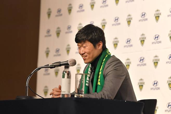 질문 답하는 박지성 (서울=연합뉴스) 전북 현대의 '조언자'로 나서며 국내 프로축구 무대에 입성한 '영원한 캡틴' 박지성이 21일 오전 경기 고양 현대모터스튜디오에서 열린 전북 어드바이저 취임 기자회견에 참석해 질문에 답하고 있다. 2021.1.21 [전북 현대 제공. 재판매 및 DB 금지] photo@yna.co.kr