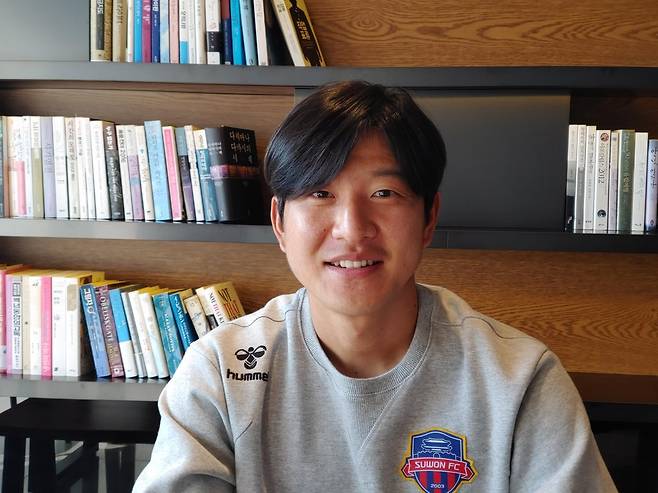 수원FC에서 제2의 전성기를 준비하는 수비수 박주호 (서귀포=연합뉴스) 이영호 기자 = '국대(국가대표) 수비수' 박주호(34)가 새로운 유니폼으로 갈아입고 '제2의 전성기'를 준비하고 있다. 2021.1.21 horn90@yna.co.kr