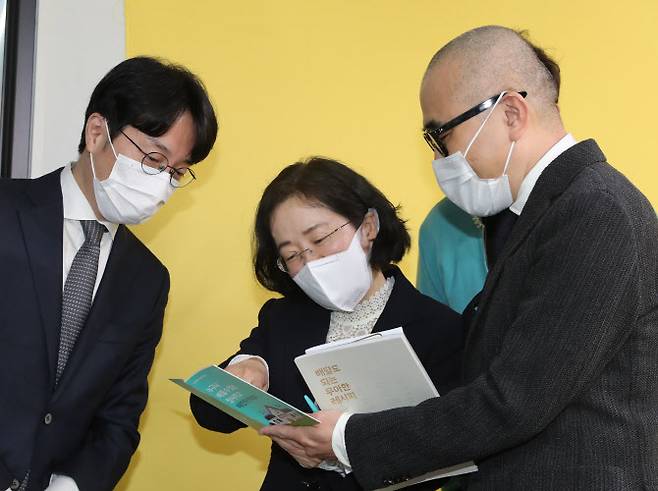 조성욱 공정거래위원장(가운데)이 22일 오후 서울시 송파구 배민아카데미 스튜디오에서 김봉진 우아한형제들 의장(오른쪽)과 김범준 대표로부터 설명을 듣고 있다. (사진=연합뉴스)