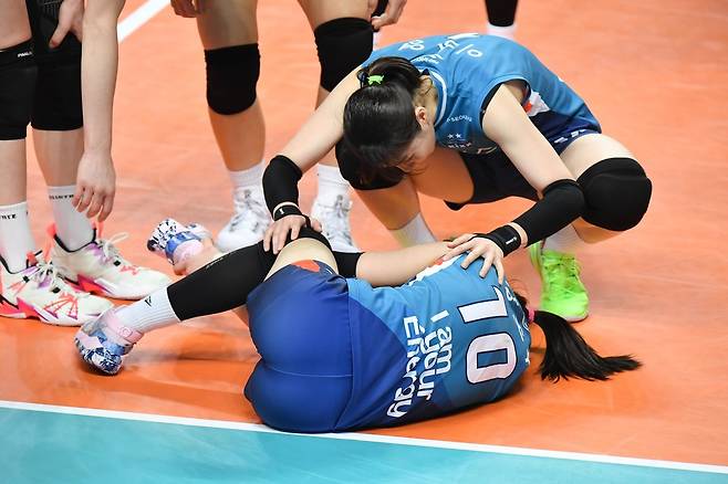 여자배구 GS칼텍스 러츠, 이소영과 삼각편대를 이루고 있는 강소휘가 22일 현대건설전에서 발목부상으로 이탈했다. [사진=KOVO 한국배구연맹 제공]