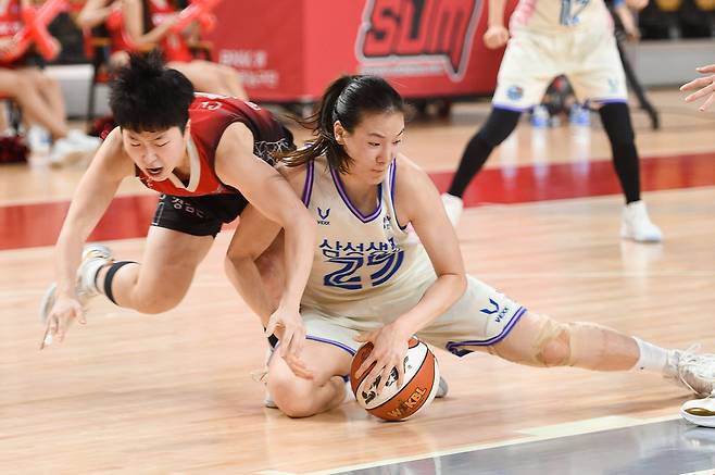 여자프로농구 삼성생명 배혜윤(흰색 유니폼)이 BNK 안혜지와 루스볼 다툼을 하고 있다. [사진=WKBL 제공]