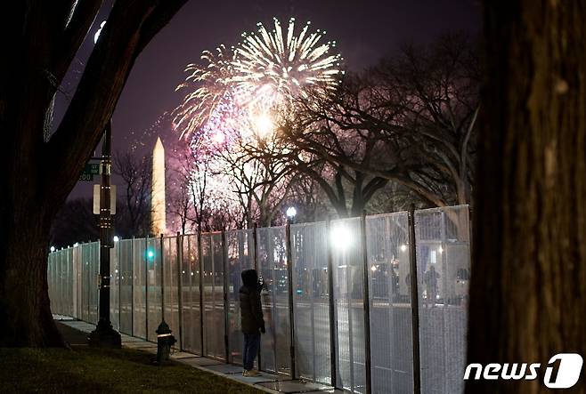 20일(현지시간) 워싱턴DC 내셔널 몰에서 조 바이든 미국 대통령 당선인의 취임을 기념한 불꽃놀이가 펼쳐지고 있다. © 로이터=뉴스1