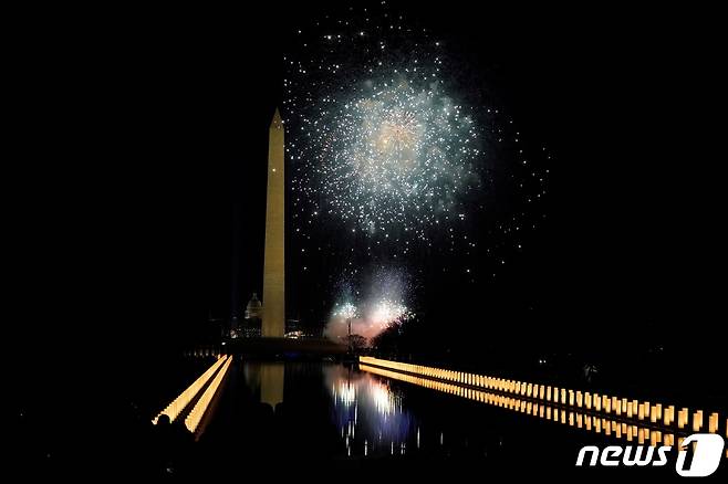 20일(현지시간) 워싱턴DC 내셔널 몰에서 조 바이든 미국 대통령 당선인의 취임을 기념한 불꽃놀이가 펼쳐지고 있다. © 로이터=뉴스1