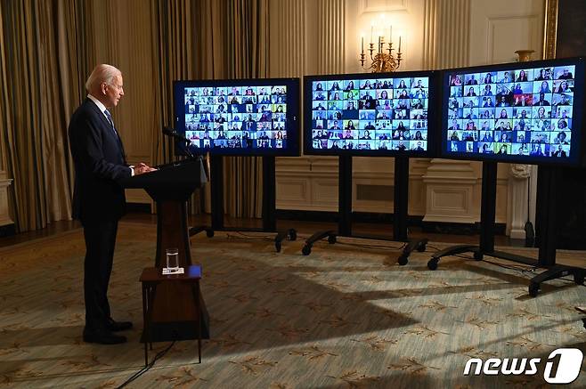 조 바이든 미국 대통령이 20일(현지시간) 백악관에서 새 정부 주요 각료 지명자들과의 화상회의를 하고 있다. © AFP=뉴스1