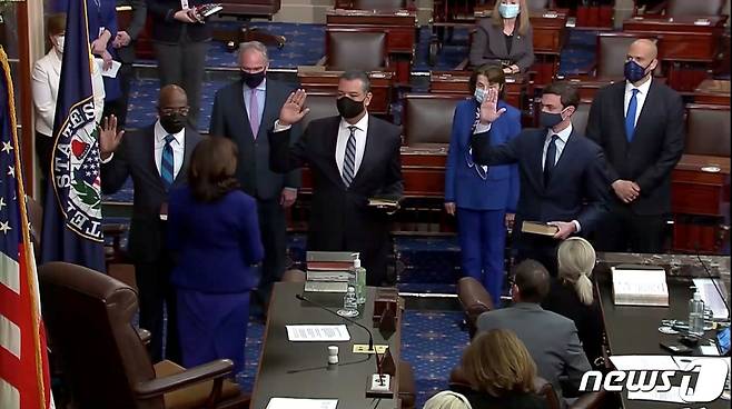 미국 상원의장을 겸하는 카멀라 해리스 부통령(왼쪽 아래)이 20일(현지시간) 상원 본회의장에서 라파엘 워녹·존 오소프 알렉스 파딜라 등 신임 의원들로부터 취임 선서를 받고 있다. © 로이터=뉴스1