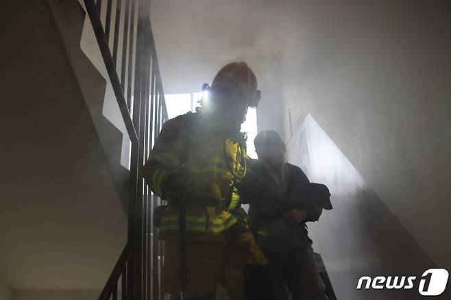 원주 명륜동 아파트 2층서 전기적 요인 추정 화재 발생(원주소방서 제공)© 뉴스1