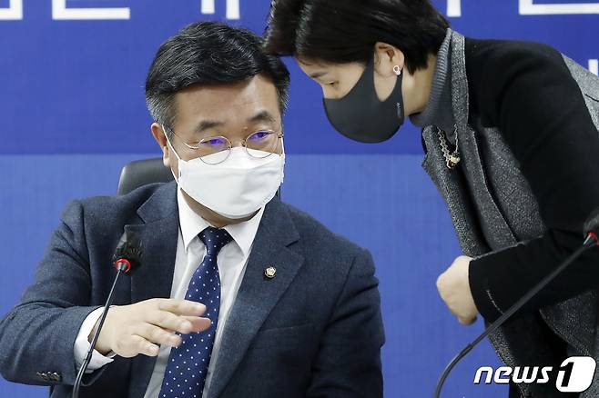 윤호중 위원장(오른쪽)과 백혜련 의원이 12일 서울 여의도 국회 의원회관에서 열린 더불어민주당 검찰개혁특위 4차 회의에서 대화하고 있다. 2021.1.12/뉴스1 © News1 신웅수 기자
