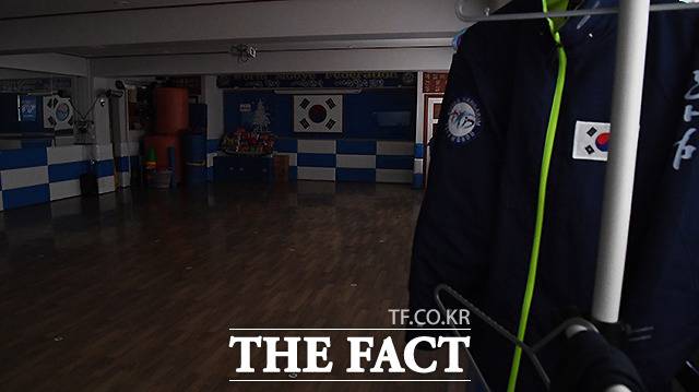 방역당국이 사회적 거리두기 하향 여부를 두고 "신중히 접근할 필요가 있다"며 유보적인 입장을 내놓았다. 서울 양천구의 한 태권도 체육관에 불이 꺼져 있다. /배정한 기자