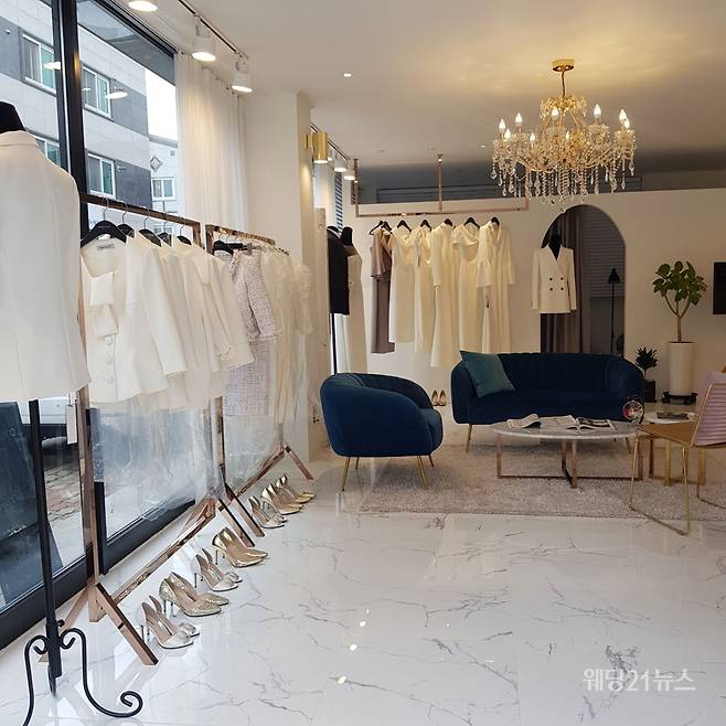 사진 : 유니크한 예복을 선보이는 라메르코코 광주 지점.