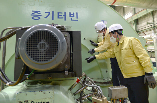 성윤모 산업통상자원부 장관이 18일 경기도 성남 한국남동발전 분당발전본부에서 터빈·발전기룸을 둘러보고 있다.