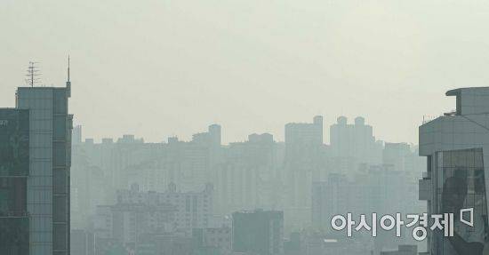 초미세먼지 농도가 '나쁨' 단계인 16일 서울 중구 태평로에서 바라본 도심이 미세먼지를 동반한 안개에 싸여 있다./강진형 기자aymsdream@
