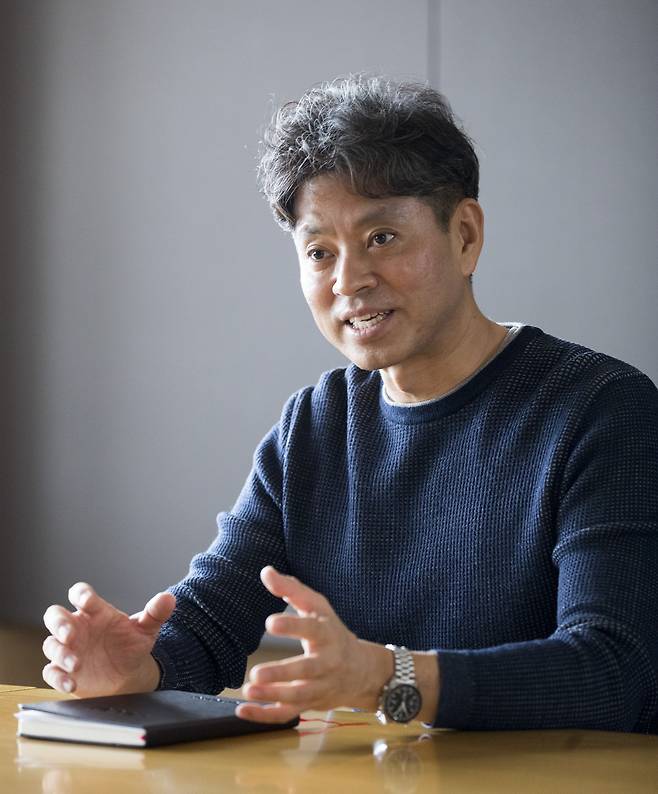 지문·얼굴인식 보안기기 전문제조업체 슈프리마HQ 이재원(53) 회장은 18일 본지 인터뷰에서 “2000년 슈프리마를 창업한 이후 추격자(fast follower)가 아니라 선도자(first mover)가 되겠다는 일념으로 일해왔다”며 “보안 분야의 애플이라고 자부한다”고 했다. /김지호 기자