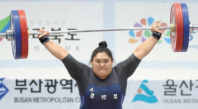 한국 여자 역도의 희망인 이선미는“역도는 솔직해서 좋다”고 했다. 노력한 만큼 성과가 나오기 때문이라는 것이다. 6개월 앞으로 다가온 도쿄올림픽에선 메달에 도전한다. 사진은 이선미가 2017년 전국체전 여자 고등부 75㎏급 이상 인상 경기를 하는 모습. /연합뉴스