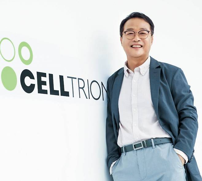 기우성 셀트리온 대표는 19일 인터뷰에서 "바이오 시밀러(바이오 복제의약품) 제품 확대와 신약 개발을 통해 글로벌 종합 제약사로 도약할 것"이라고 밝혔다. 지난해 12월 31일 서정진 회장이 정년퇴임을 하면서 기 대표가 셀트리온을 이끌고 있다. /셀트리온