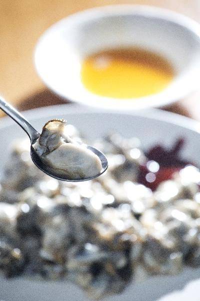 고흥에서는 굴을 참기름에 소금을 넣은 기름장에 찍어 먹는다. 기름장과 굴이 의외로 잘 어울린다./김종연 영상미디어 기자