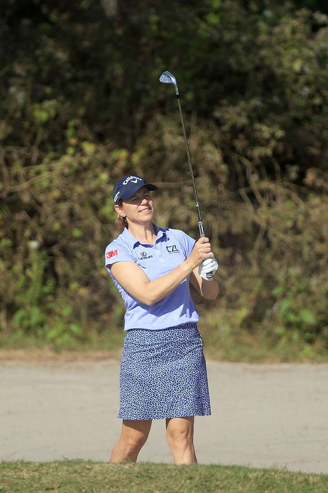 '골프 여제' 안니카 소렌스탐이 12년만에 LPGA투어 무대에 섰다. 셀럽 부문에 출전한 소렌스탐이 다이아몬드 리조트 토너먼트 오브 챔피언스 1라운드에서  경기하고 있다. /AFP 연합뉴스