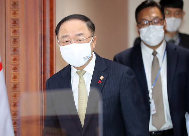 <YONHAP PHOTO-0612> 혁신성장 BIG3추진회의 참석하는 홍남기 경제부총리     (서울=연합뉴스) 백승렬 기자 = 홍남기 경제부총리 겸 기획재정부 장관이 21일 정부서울청사에서 열린 제3차 혁신성장 BIG3추진회의에 참석하고 있다. 2021.1.21     srbaek@yna.co.kr/2021-01-21 10:52:01/ <저작권자 ⓒ 1980-2021 ㈜연합뉴스. 무단 전재 재배포 금지.>