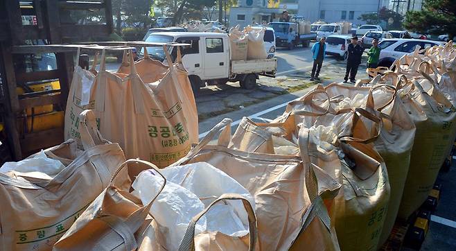 지난 2015년 전국농민회총연맹 전북 익산시농민회가 정부의 밥쌀 수입 중단과 쌀 값 보장, 환태평양경제동반자협정 가입 중단을 요구하며 익산시청 광장에 벼 나락을 쌓아 올리고 있다.