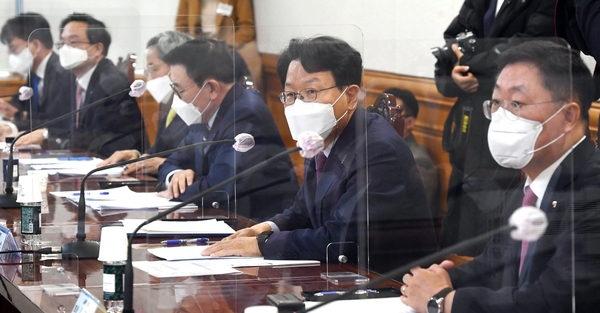 김광수 은행연합회장(오른쪽 두번째)이 22일 오전 서울 중구 명동 은행회관에서 열린 'K뉴딜 지원 방안' 주제 회의에서 발언하고 있다. /연합뉴스