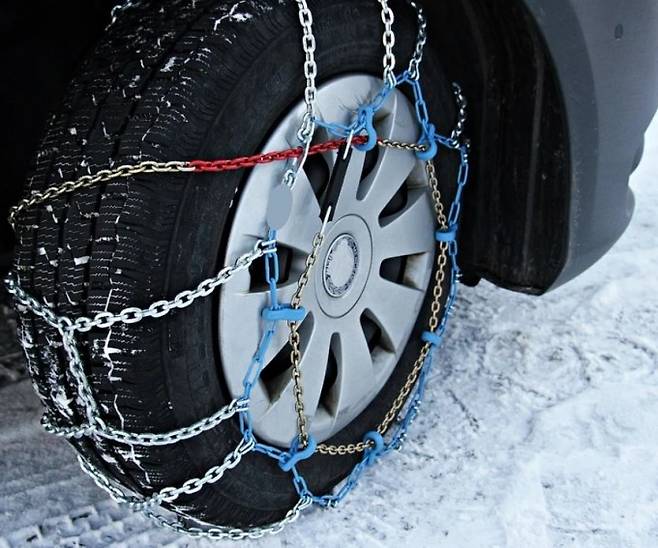 겨울철 폭설이 내리면 자동차 타이어 체인 장착은 필수다. 과학기술을 활용해 도로결빙과 블랙아이스로 인한 사고를 예방할 수 있는 연구가 이뤄지고 있다. 픽사베이 제공.