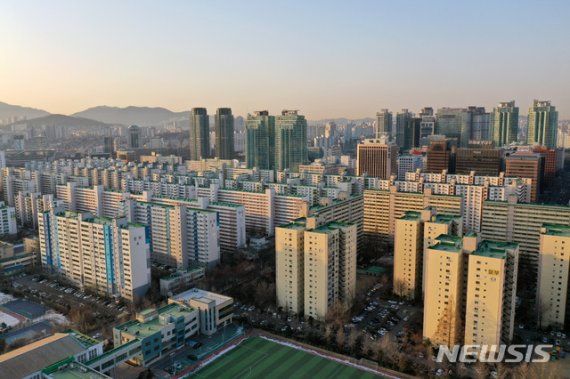 서울 영등포구 아파트 단지 위로 아침 햇살이 비치고 있다. /사진=뉴시스