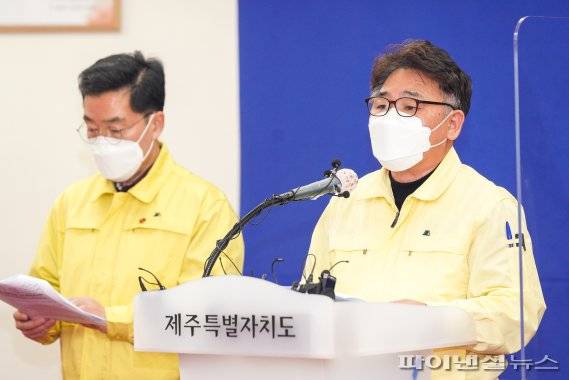 제주도가 22일 오전 제주도청 삼다홀에서 온라인 신종 코로나바이러스 감염증(코로나19) 합동 브리핑을 진행하고 있다. [사진=제주도 제공]