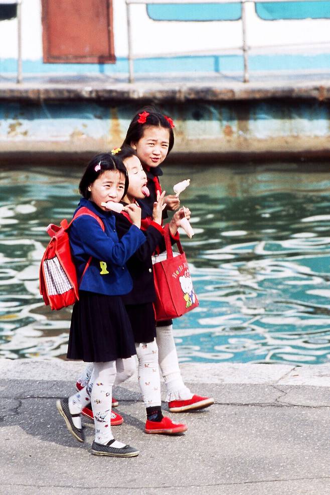 North Korean school children eating ice cream. (photos provided by Im Jong-jin)