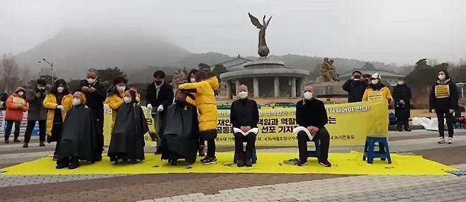세월호 참사 유족들과 최헌국 목사가 22일 청와대 분수대 앞에서 열린 삭발식에 참가했다. 4·16연대 제공.