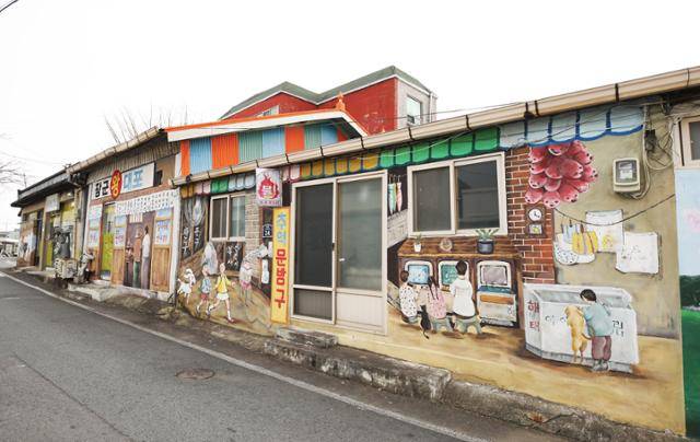 보성 득량역 추억의 거리 외벽이 1970~80년대 분위기로 장식돼 있다. ⓒ박준규