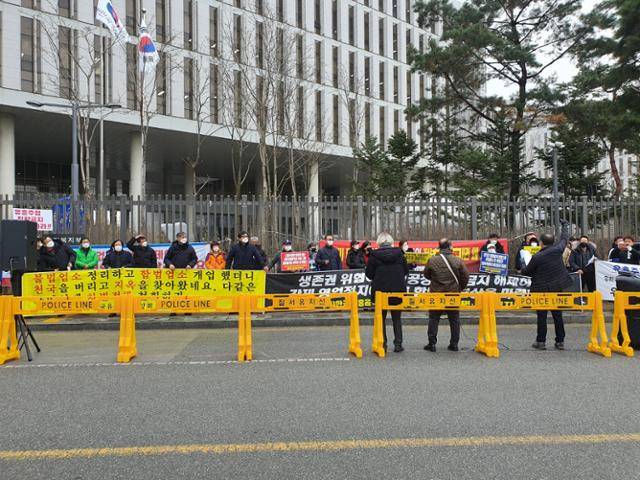 전국 유흥업소 종사자들이 22일 정부세종청사 앞에서 정부의 집합금지 명령에 의한 강제휴업을 규탄하며 옥외집회를 하고 있다. 세종=김진주 기자