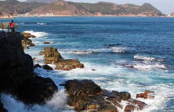 해안 절벽 아래를 걷는 블루로드. 옛날 해안초소를 잇던 길이다.