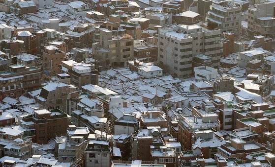 인왕산에서 바라본 서촌 한옥지구의 모습. [뉴스1]