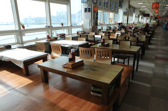 지난해 2월 9일 한산한 부산 중구 자갈치시장 2층 식당가 모습. 송봉근 기자.
