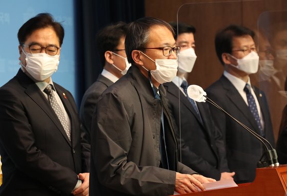 박주민 더불어민주당 의원(가운데)이 지난해 11월11일 국회 소통관에서 열린 중대재해기업처벌법 발의 및 제정 촉구 기자회견에 참석해 발언하고 있다.오종택 기자