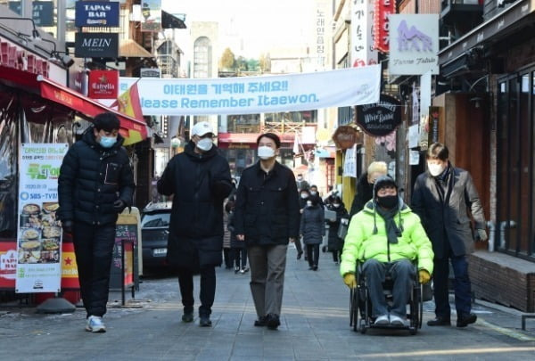 서울시장 보궐선거 출마를 선언한 안철수 국민의당 대표가 지난 20일 서울 용산구 이태원 일대를 찾아 지역 상인들, 이태원에서 가게를 운영 중인 가수 강원래 씨 등과 상권 점검을 하고 있다. /사진=뉴스1