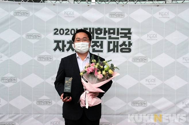 오세현 아산시장이 지난해 대한민국 자치발전 대상을 수상, 기념촬영을 하는 모습.