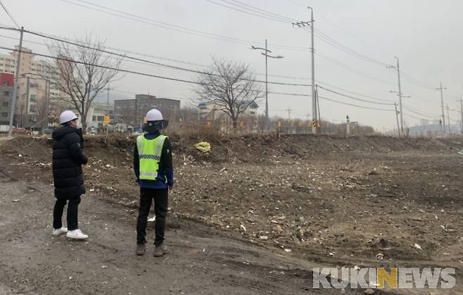 대전 동구청 관계자가 대성지구 현장에서 안전점검을 실시하는 모습.
