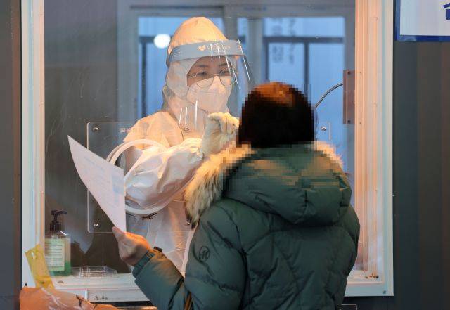 오는 20일 국내에서 신종 코로나바이러스 감염증(코로나19) 첫 확진자가 나온 지 꼭 1년째가 되는 가운데 19일 오전 서울역 광장에 마련된 임시 선별진료소에서 의료진이 검체를 채취하고 있다. 연합뉴스