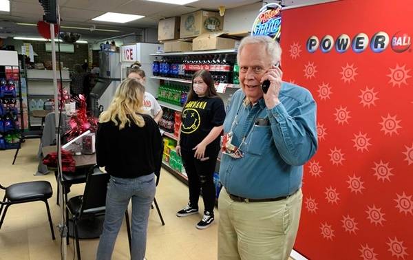 8천억원 당첨 복권을 판매한 메릴랜드주의 편의점에서 주인(오른쪽)이 바쁘게 전화통화를 하고 있다. AP연합뉴스