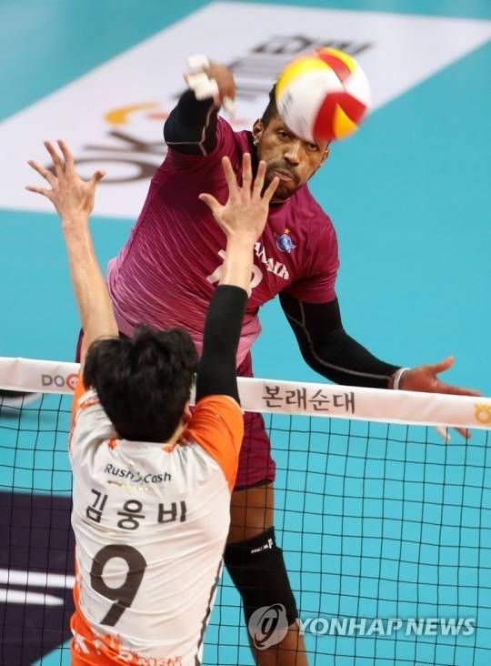 22일 오후 경기 안산 상록수체육관에서 열린 2020-2021 프로배구 V리그 남자부 OK금융그룹-대한항공 경기.
대한항공 새 외국인 선수 요스바니 에르난데스가 상대 블로킹을 앞에 두고 공격하고 있다. [안산=연합뉴스]