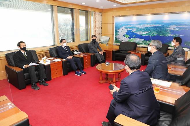 허성무 창원시장(왼쪽 3명 중 가운데)이 22일  한국수자원공사 사장 등과 간담회를 하고 있다./사진제공=창원시