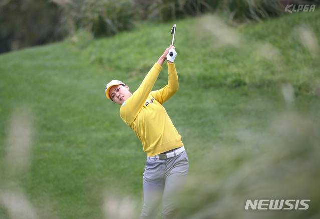 아이언샷 하는 전인지 : 【서울=뉴시스】전인지가 17일 경기 이천에 위치한 블랙스톤 이천GC에서 열린 KB금융 스타챔피언십 1라운드 2번홀에서 아이언샷을 하고 있다. 2019.10.17. (사진=KLPGA 제공)