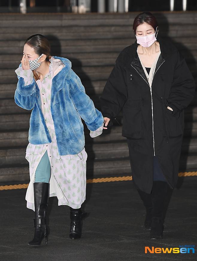 Seo Jeong-Hee and Seo Dong-joo are posing as they leave KBS in Yeouido, Yeongdeungpo-gu, Seoul after the live broadcast of KBS 1TV Morning Yard on the morning of January 22.You Yong-ju