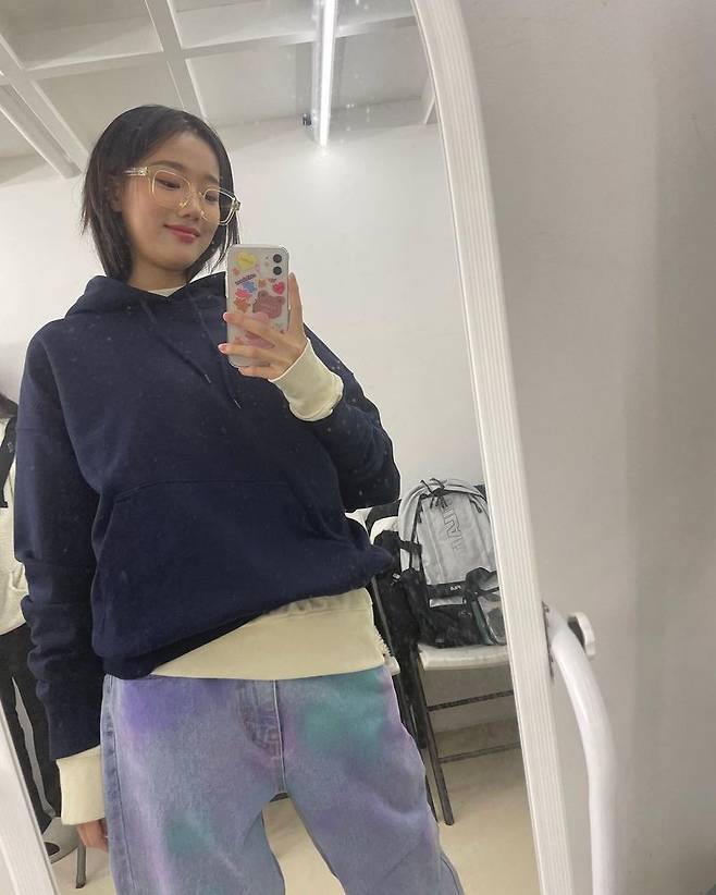 April Lee Na-eun showed off her beauty in her unique fashion, too.On January 22, Aprils official Instagram posted a picture with the phrase Na-euns youth record.Lee Na-eun in the photo is taking a mirror selfie wearing stained pants and transparent glasses.Lee Na-eun surprised everyone by showing off her beautiful visuals even at a humiliating angle.The news says Han Jung-won