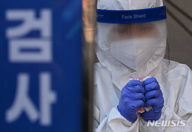 [수원=뉴시스] 김종택기자 = 신종 코로나바이러스 감염증(코로나19) 신규 확진자가 이틀 연속 300명대를 기록한 19일 오후 경기도 수원시 팔달구 수원역에 마련된 코로나19 임시선별검사소에서 의료진의 페이스쉴드에 습기가 맺혀 있다. 2021.01.19.jtk@newsis.com