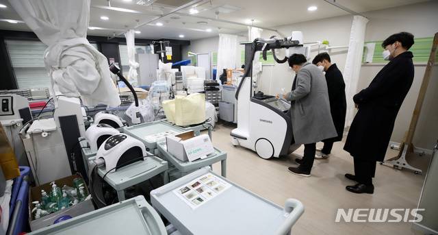 [서울=뉴시스]김선웅 기자 = 서울시는 1호 감염병 전담요양병원으로 강남구 ‘느루요양병원’을 지정했다고 밝혔다. 병원은 18일부터 68병상 규모로 운영되며 느루요양병원 측이 전담 요양병원 선정에 자원했다. 68병상 중 3~6층에 위치한 56병상은 코로나19에 확진된 요양병원 환자, 나머지 8~9층의 12병상은 밀접접촉자로 분류된 요양병원 환자에게 배정한다. 15일 서울 강남구에 위치한 느루요양병원에서 공사가 진행되고 있다. 2021.01.15. mangusta@newsis.com