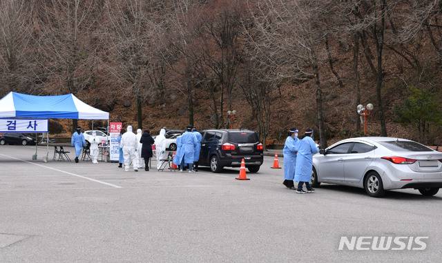 [삼척=뉴시스]장경일 기자 = 강원 삼척시에서 최근 코로나19 확진자가 잇따라 발생함에 따라 22일 문화예술회관 앞 광장에 설치된 선별진료소에서 선제 진단검사가 실시되고 있다. (사진=삼척시청 제공) 2021.01.22. photo@newsis.com