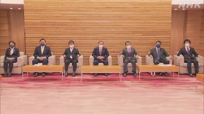 스가 요시히데 총리와 일본 정부 주요 각료. NHK 방송 캡처