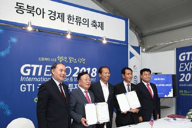 GTI박람회에서 최문순 강원도지사(가운데)  등 도내 자치단체장들이  국내외 주요 경제계 인사들과 수출 활성화 협약을 체결하고 있다.   강원도 제공