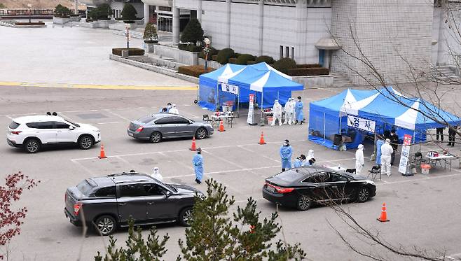 삼철문화예술회관 앞 광장에 설치한 코로나19 이동 선별진료소. 삼척시청 제공